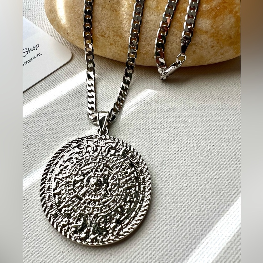 Oro Laminado blanco con dije calendario azteca y el águila del escudo de México.